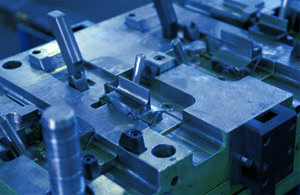 Detalle de molde para sobremoldeado de perfil extrusionado y flocado